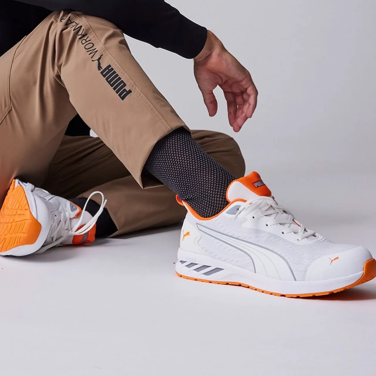 PUMA SAFETYのセーフティシューズを着用するワーカー