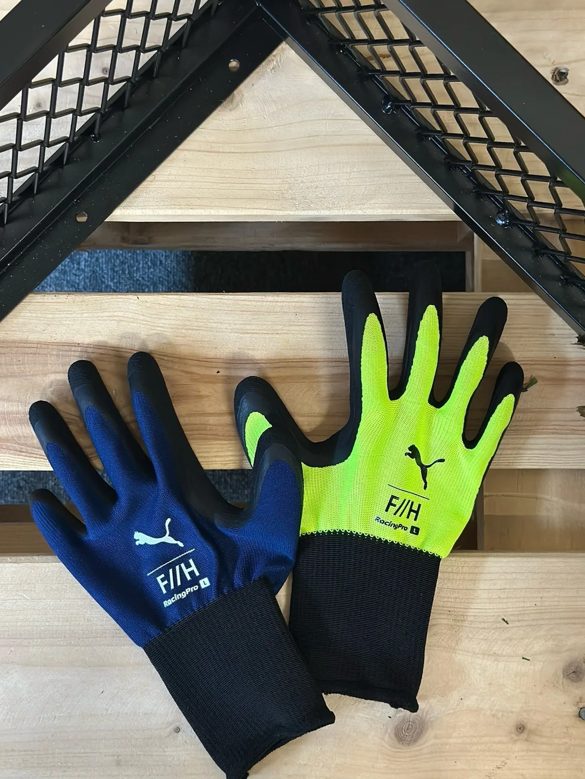 ブルーとグリーンのPUMA WORK GLOVES