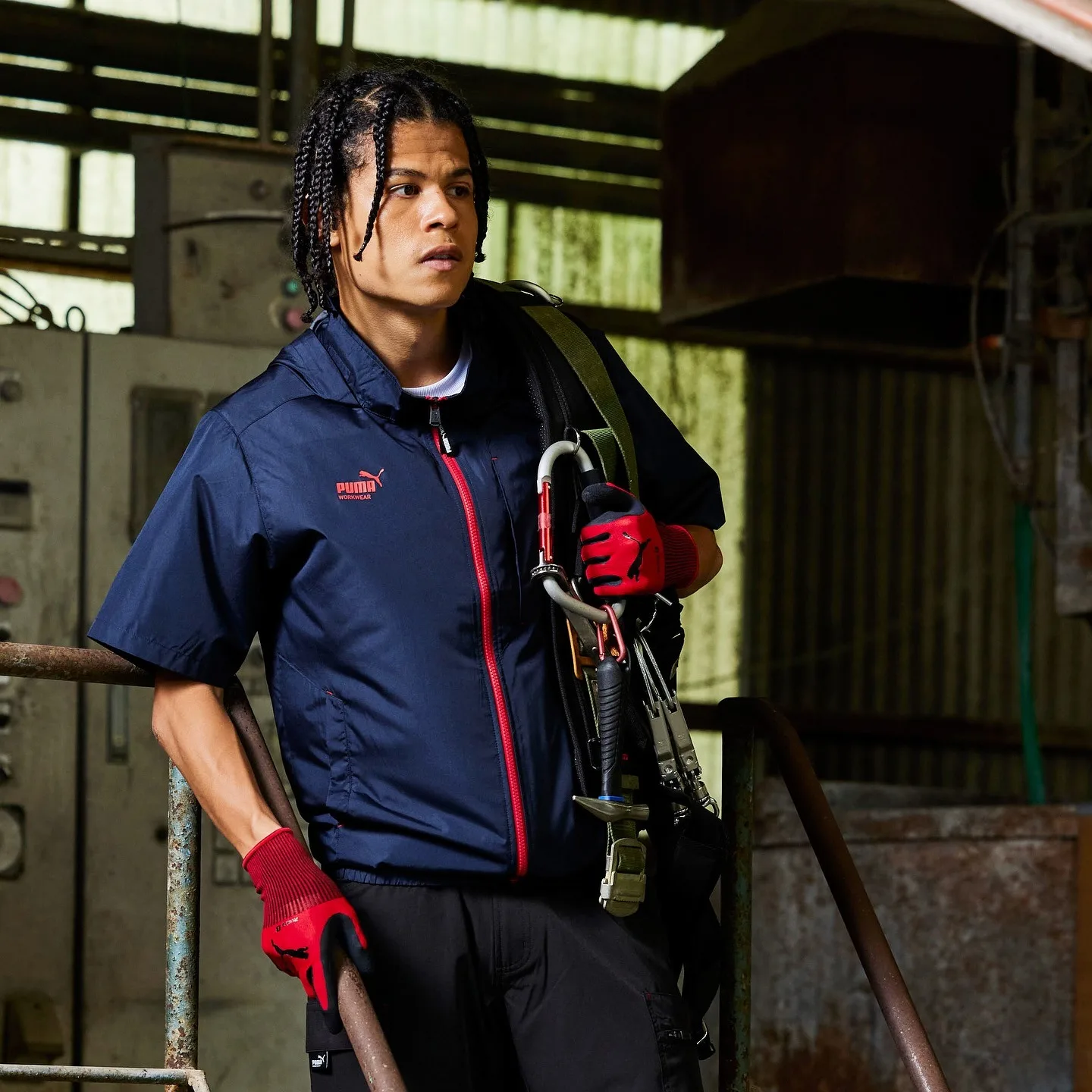 PUMA WORK GLOVESを着用して作業するワーカー
