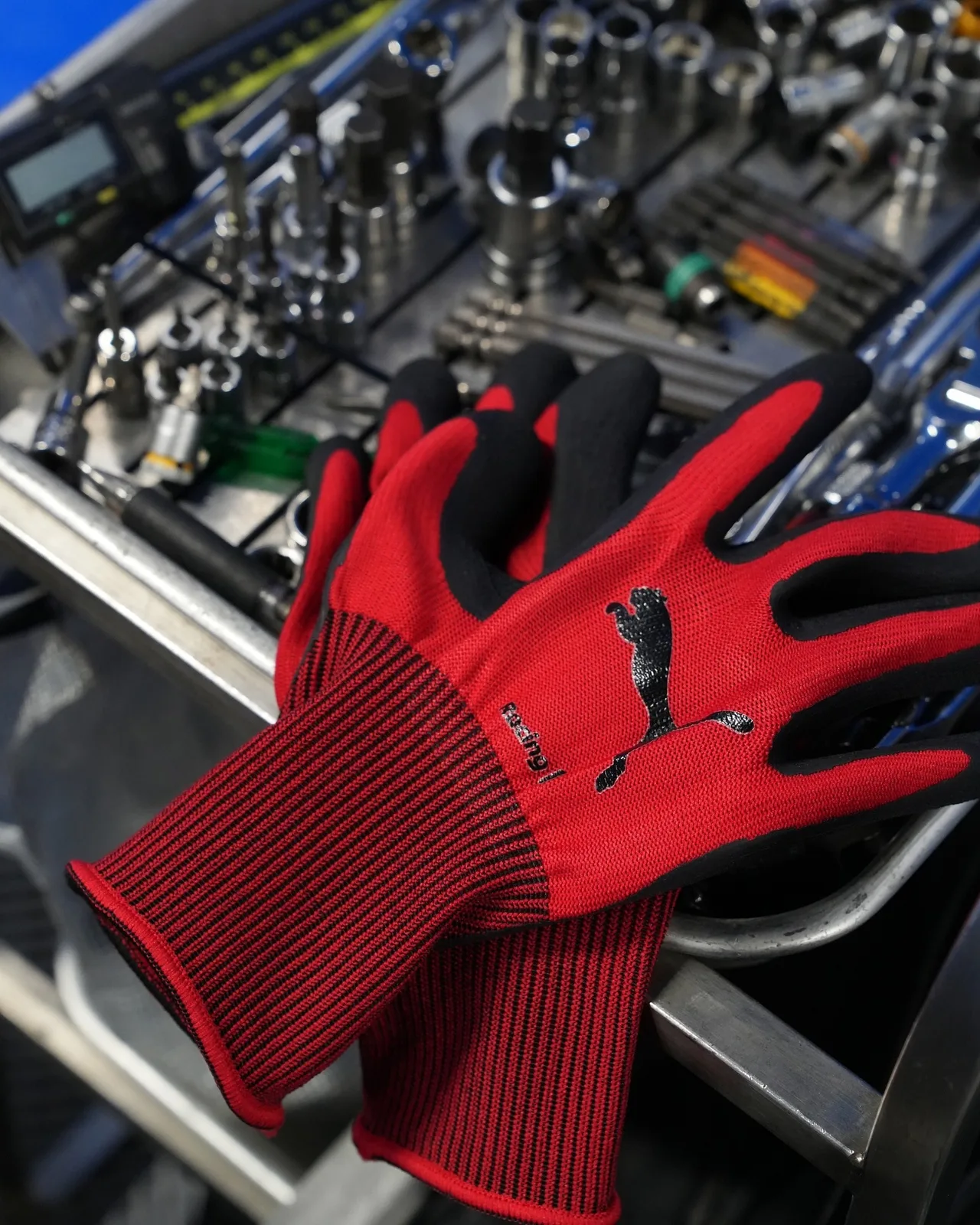 工具と並ぶレッドのPUMA WORK GLOVES