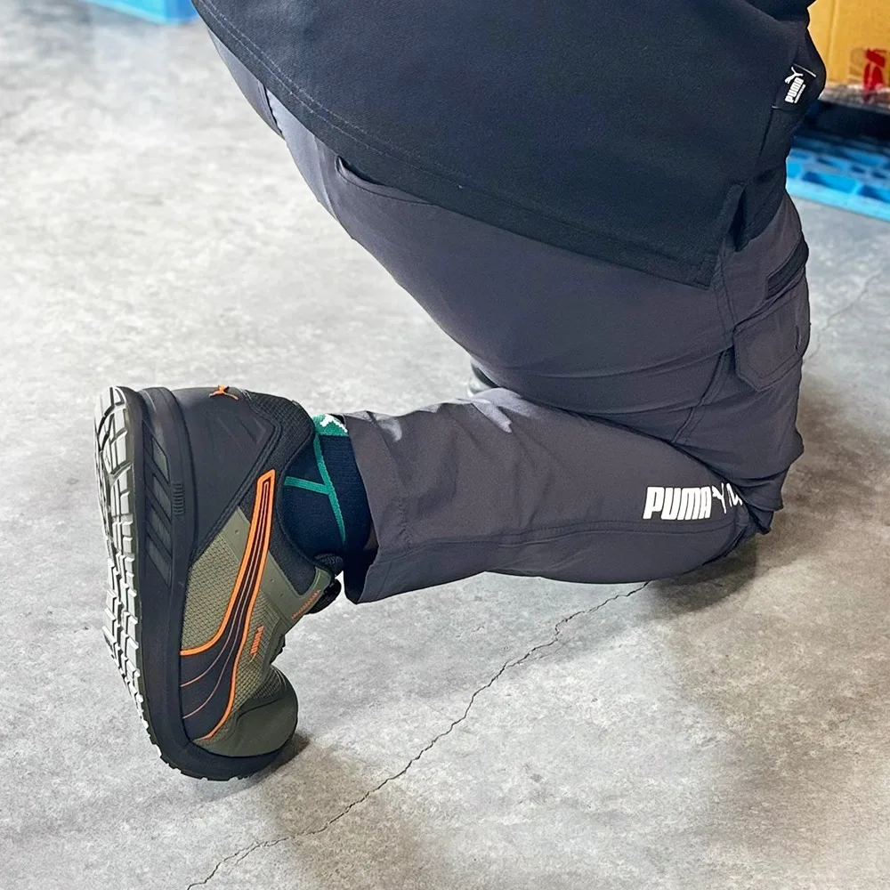 PUMA WORKWEARとPUMA SAFETYを着用して作業するスタッフ