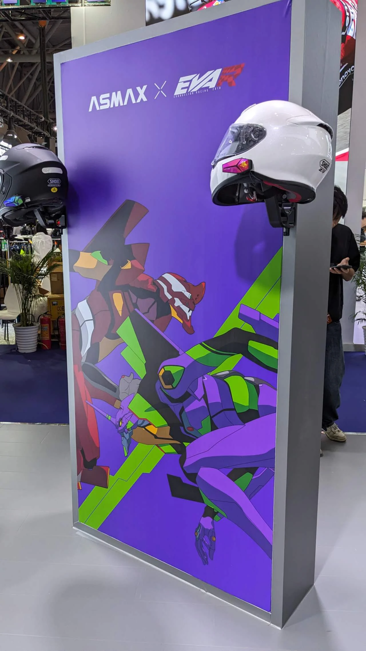 ASMAX EVA Racing Modelのヘルメット装着展示。