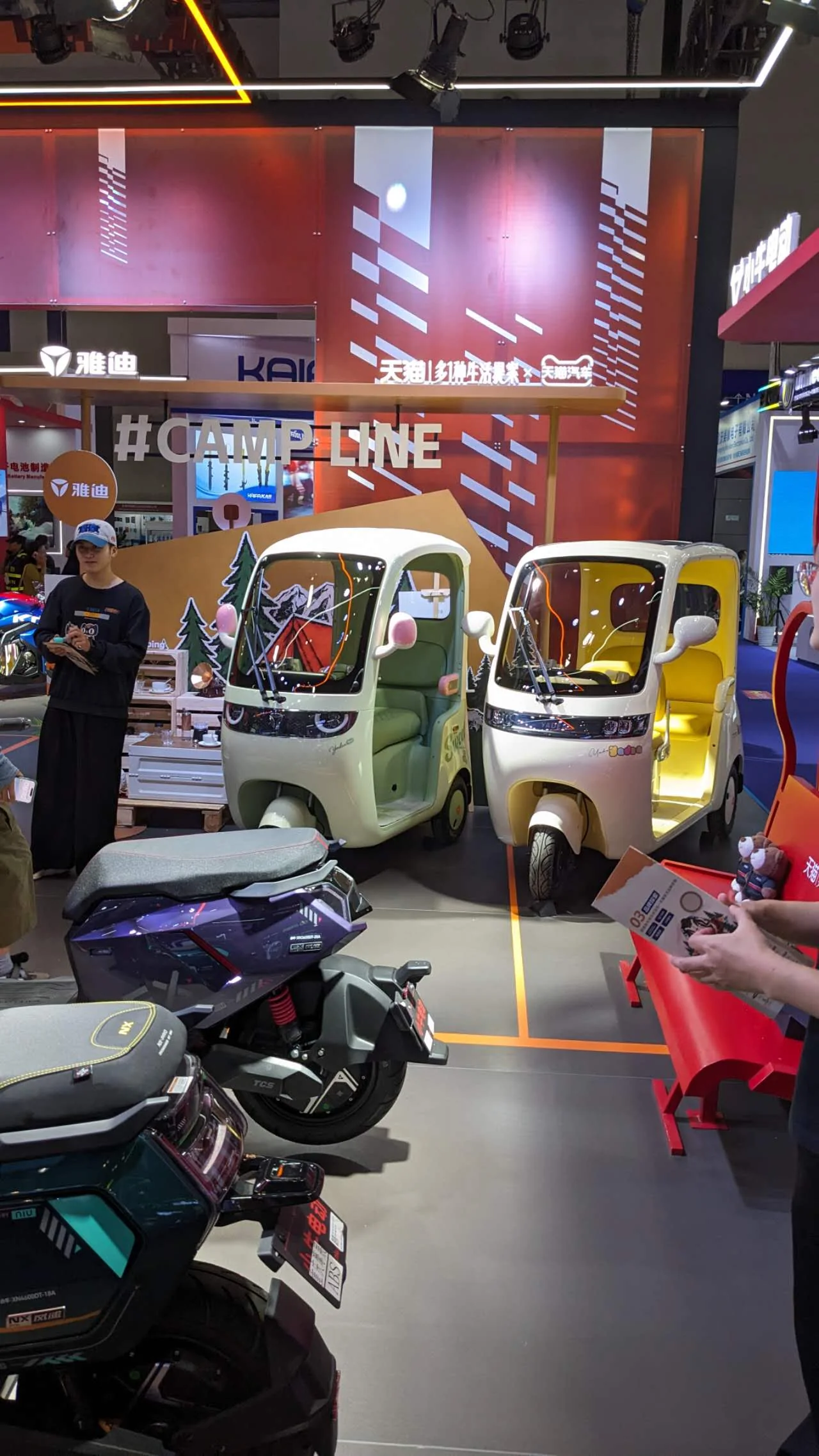 スクーターやキャビン付き小型車両など、多様なモビリティの展示。