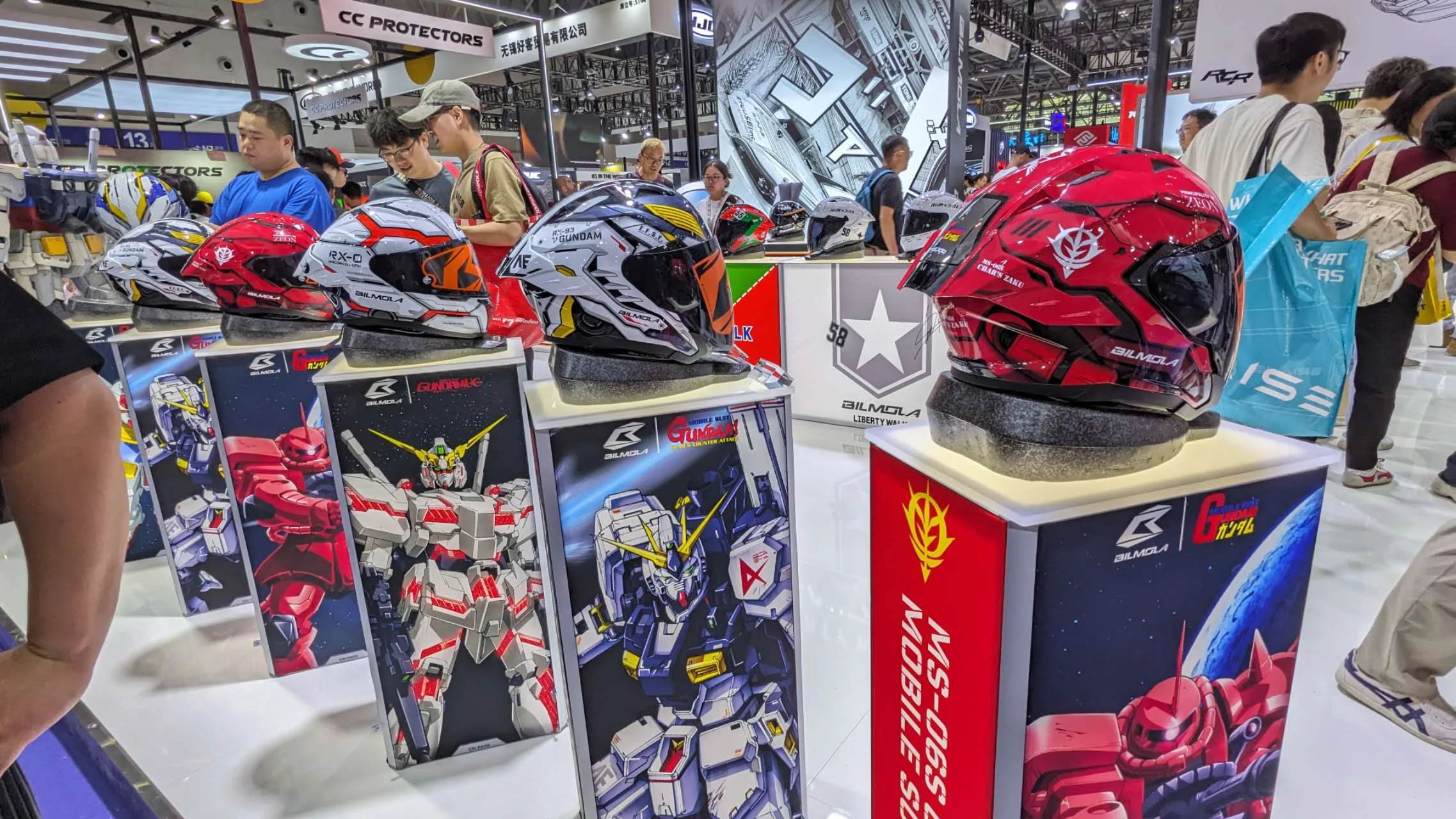 ガンダムをモチーフにしたグラフィックのヘルメット展示。