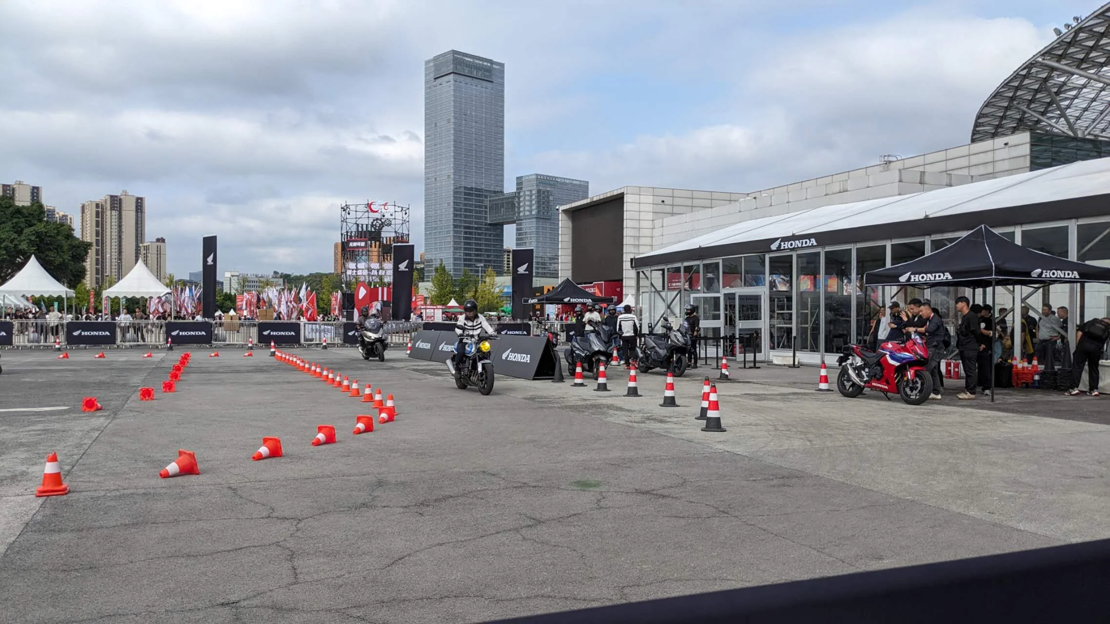 Hondaのロゴが掲げられた屋外走行エリア。コースを走る車両の姿も見られました。
