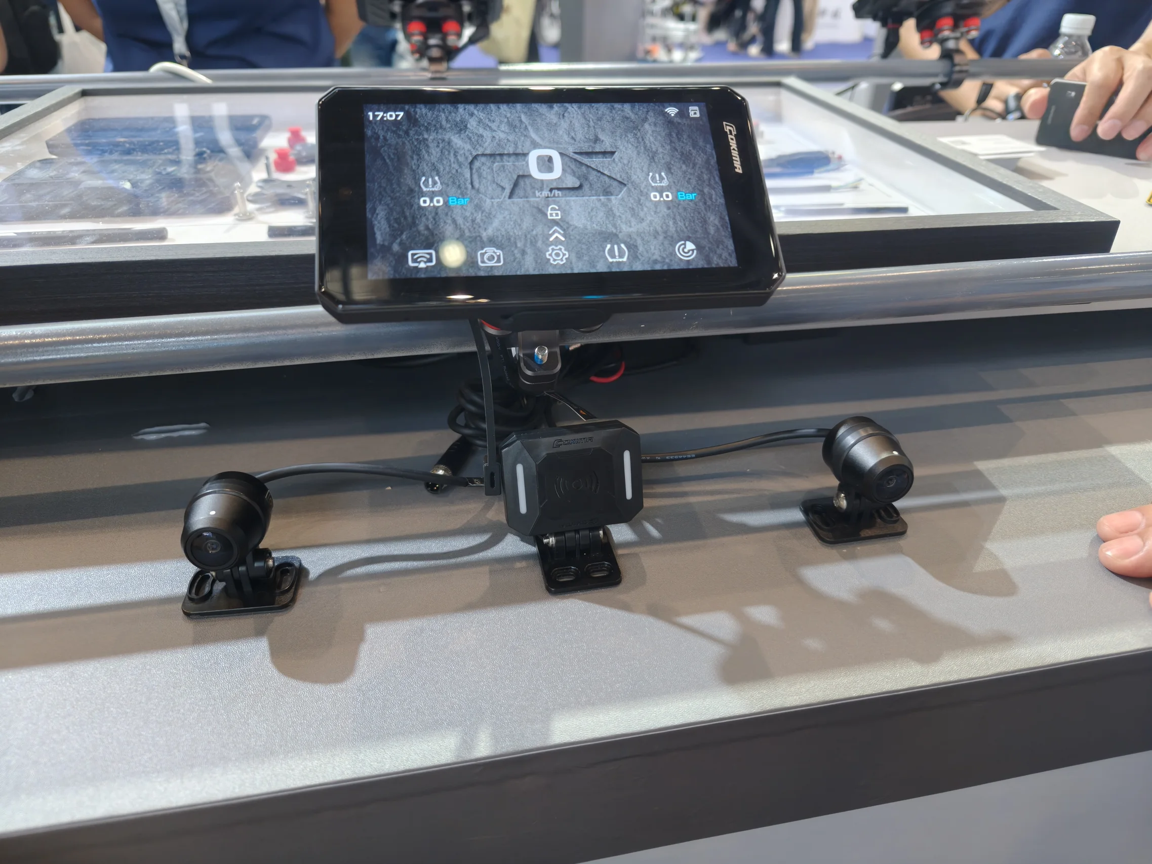 車載ディスプレイとカメラ機器を組み合わせた展示。