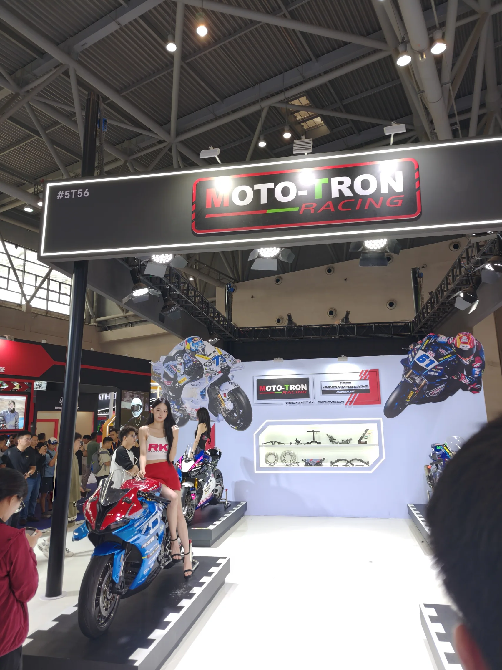 MOTOTRON RACINGのブースに展示された車両と来場者。