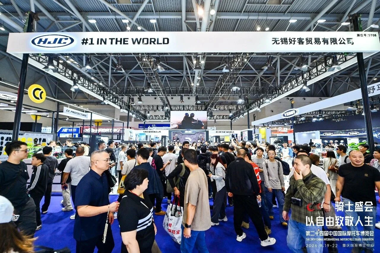 HJCのサインが掲げられた用品展示エリア。