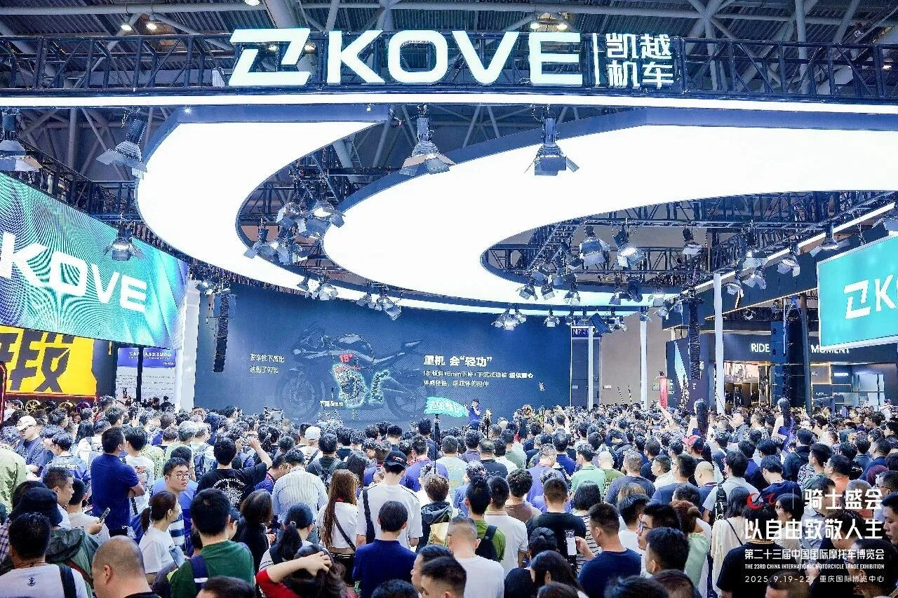 KOVEブースと来場者。
