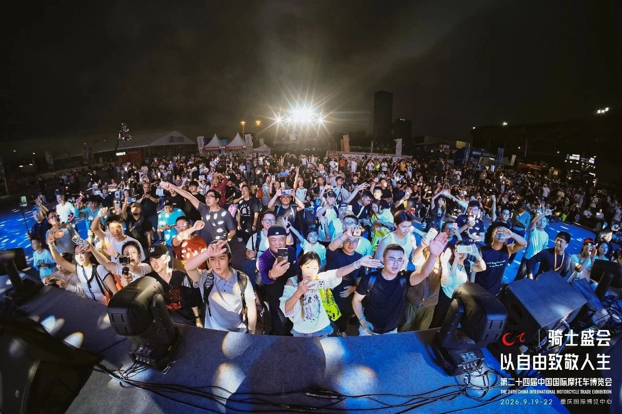 夜間イベントを楽しむ来場者。