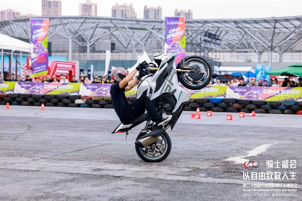 屋外エリアでスクーターの技を披露するライダー。