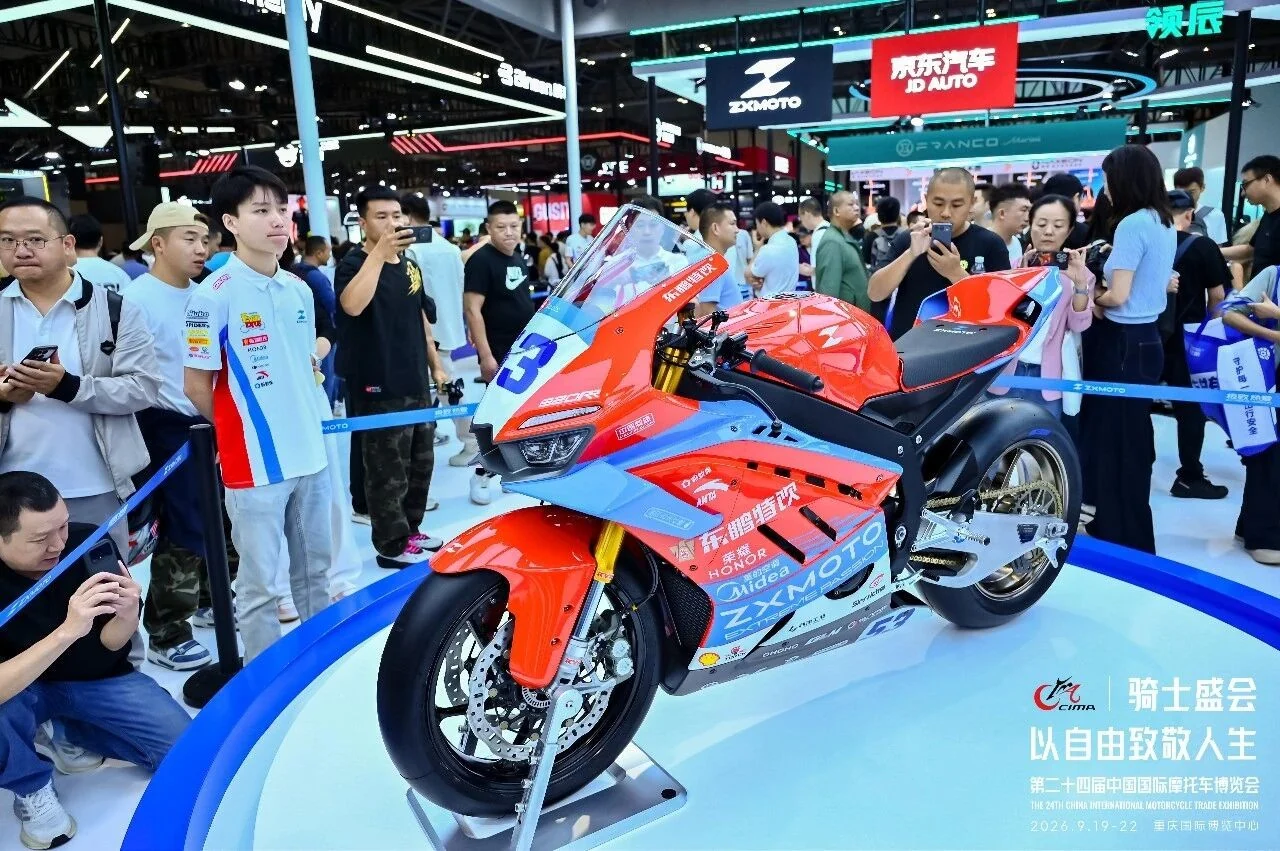 ZXMOTOのレーシングカラーの展示車両。