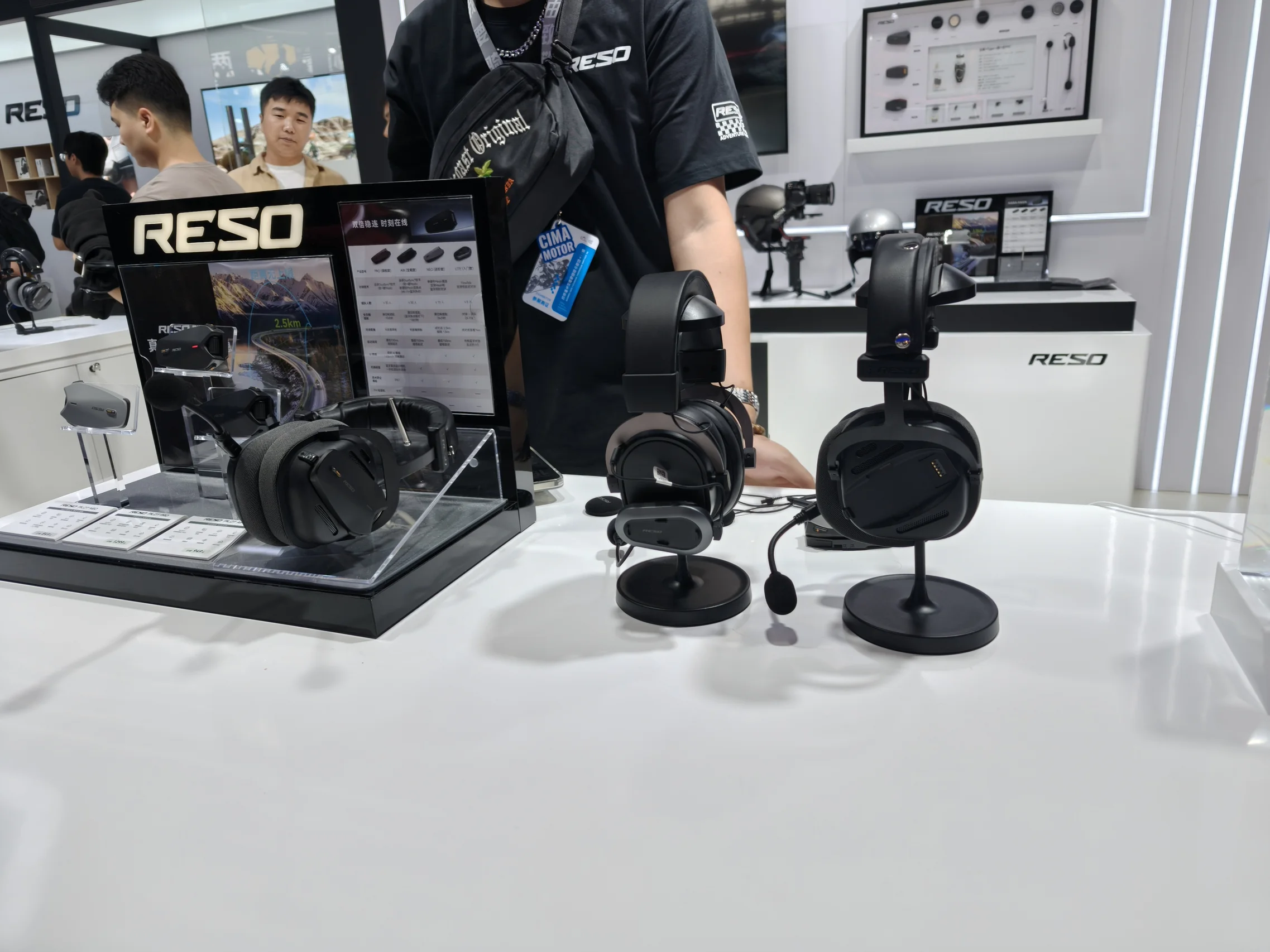 RESOのロゴが入ったパッケージとヘッドホンの展示。