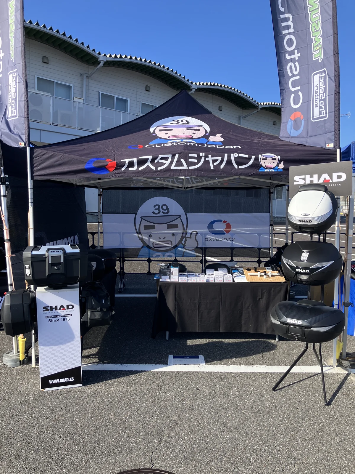 晴天の鈴鹿サーキットに設けられたカスタムジャパンの展示ブース