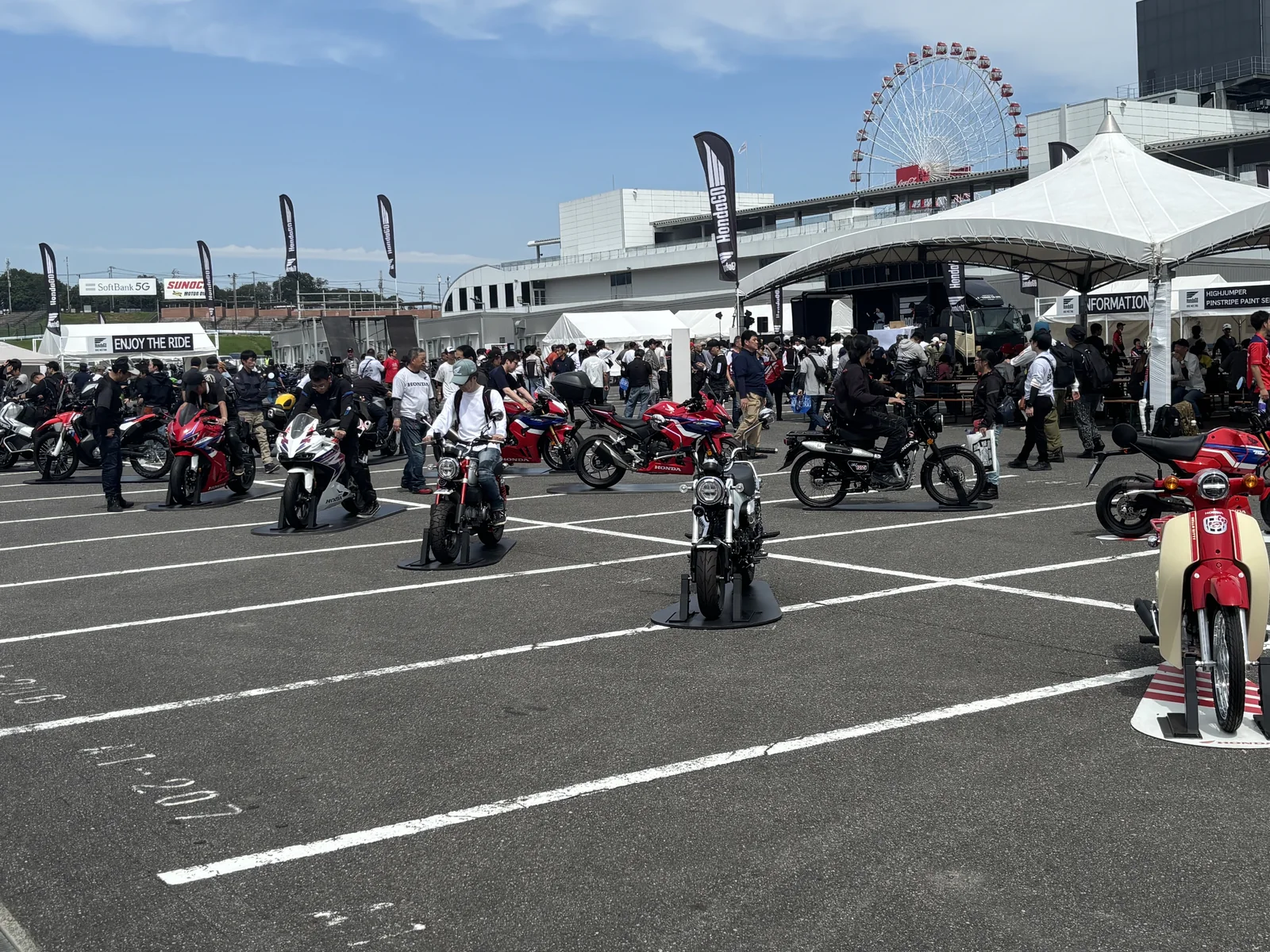 鈴鹿サーキットの会場に並んだHondaの車両展示と来場者