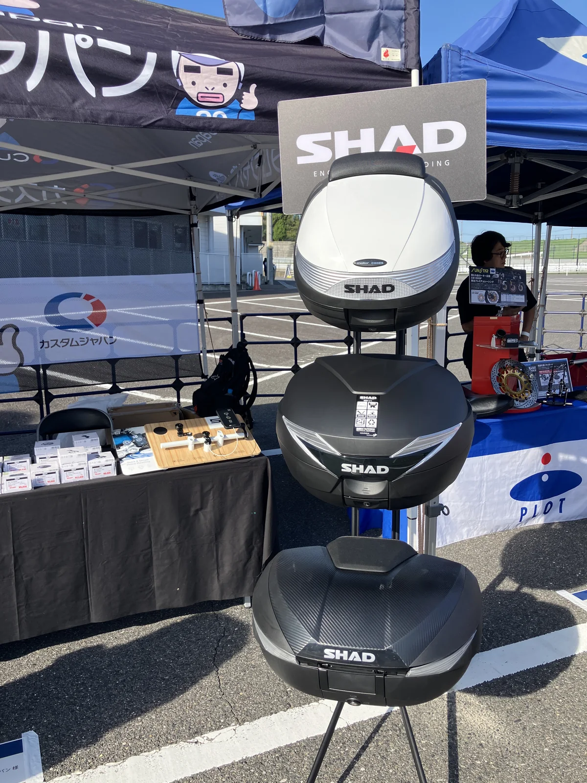 大きさの異なるSHADのトップケースを並べた展示