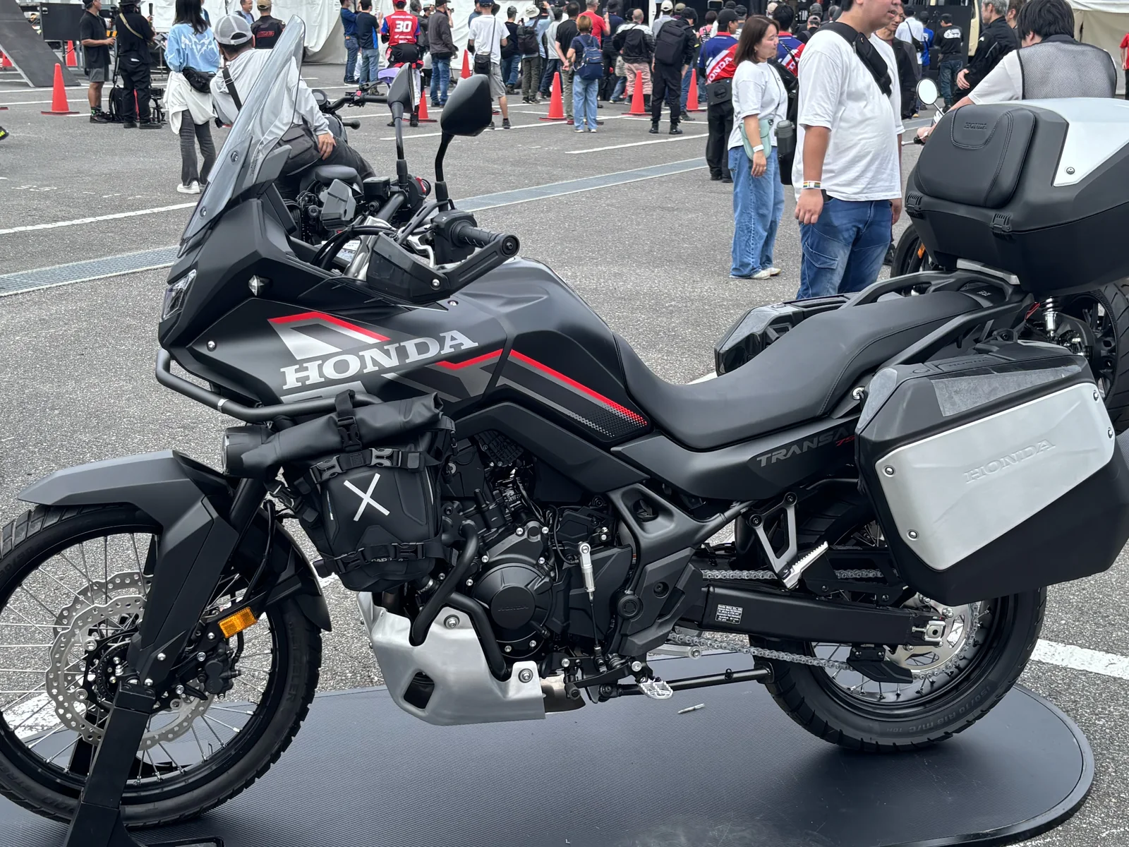 Honda XL750 TRANSALPのクラッシュバーに装着したSHAD TR08バッグ