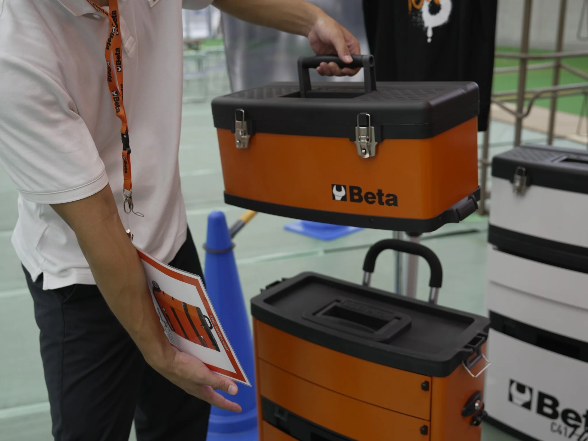 Beta C41H Highの上部ボックスを取り外している様子