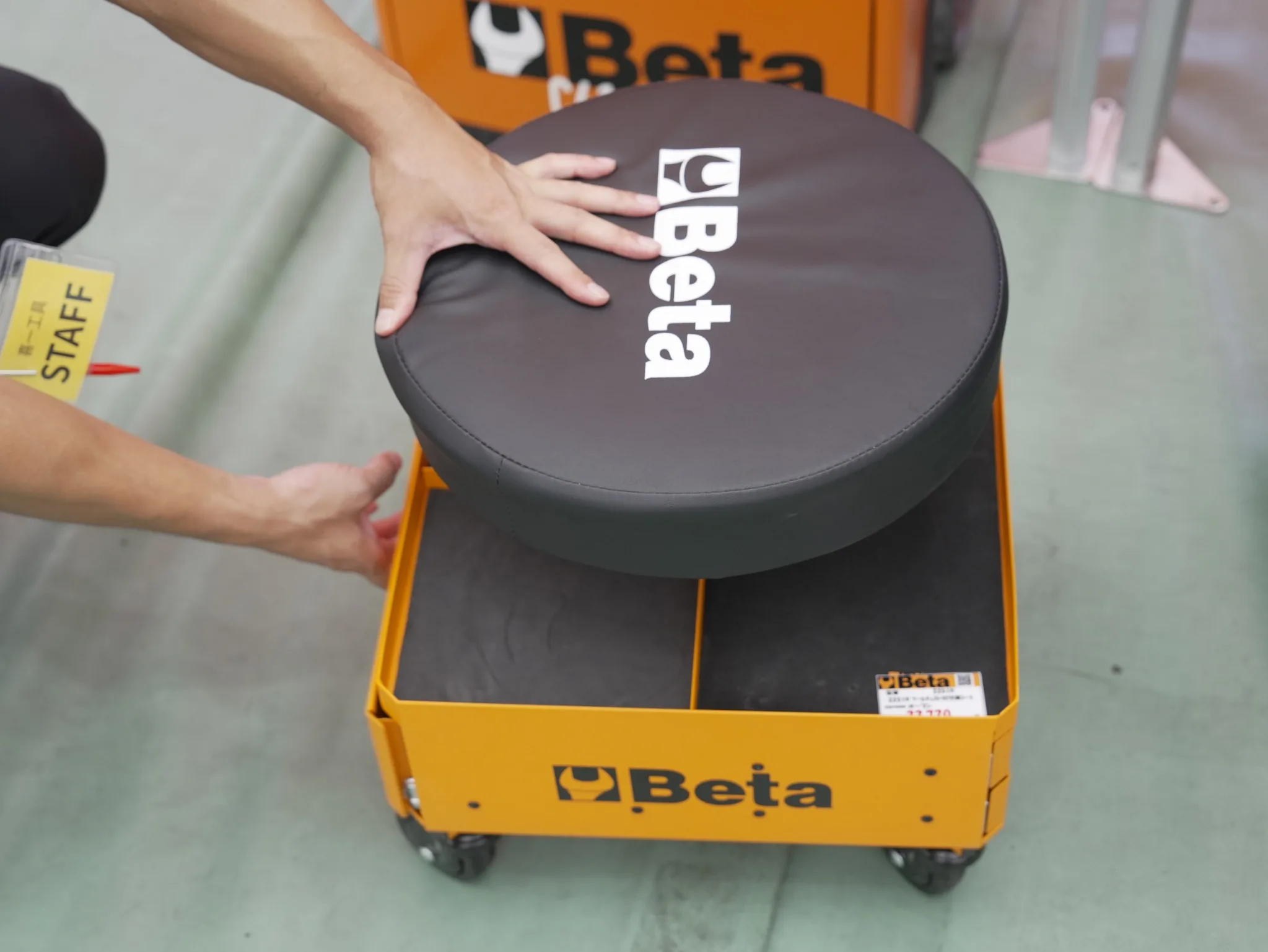 Betaの収納機能付きキャスター式作業椅子