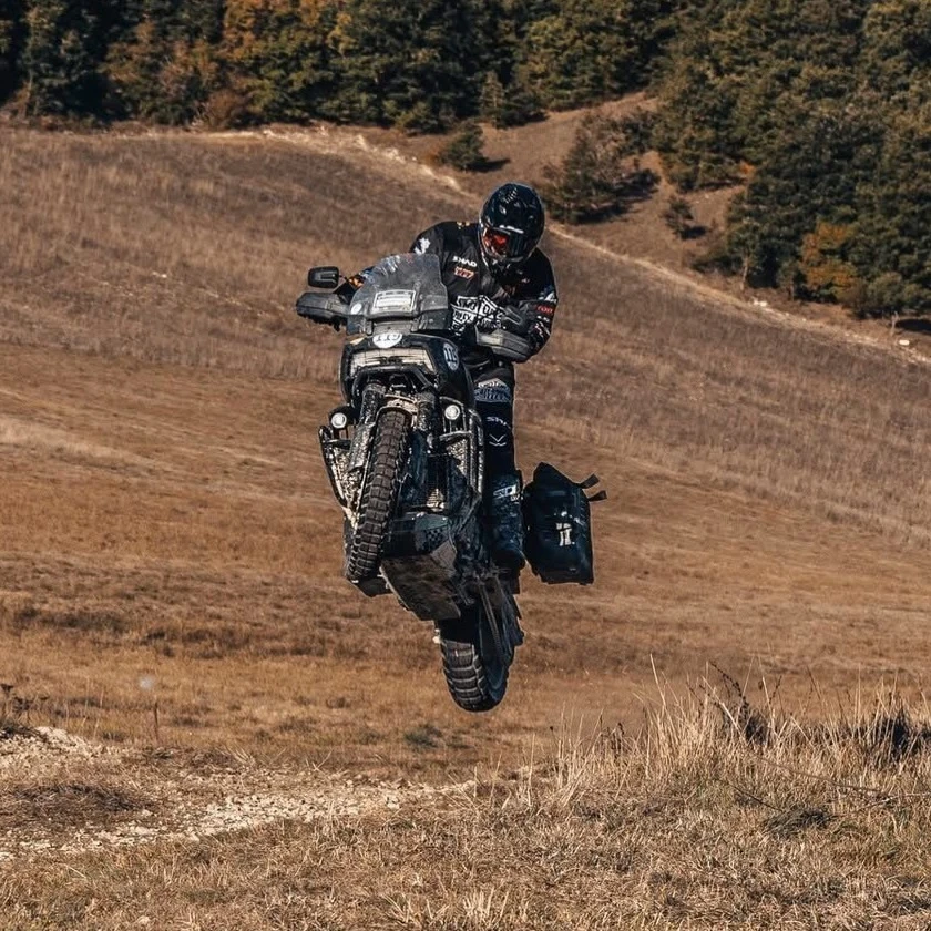 Transitaliaでサイドバッグを装着したバイクを走らせるジョアン・ペドレロ選手