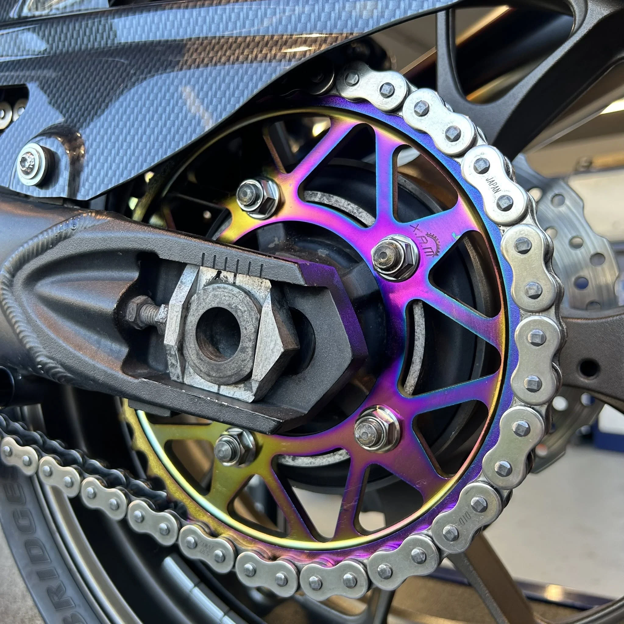 バイクに装着されたX.A.Mのレインボーカラーリアスプロケット